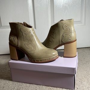 Tinstree size 7, 2 inch boots